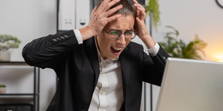 The 7 Sneaky Work Habits That Sabotage Your Raises