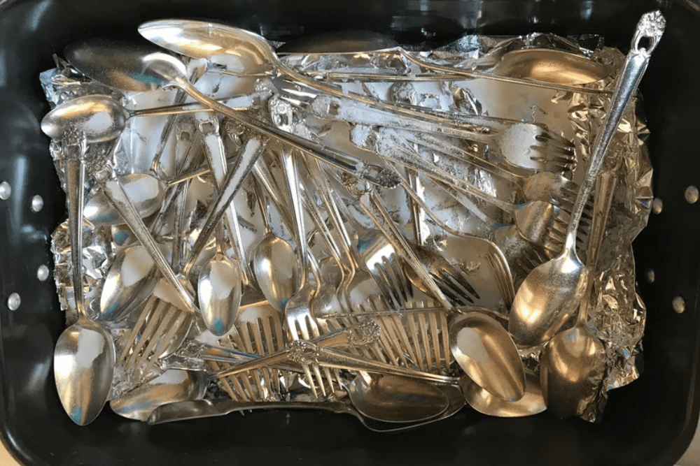Get Sparkling Silverware Using Aluminum Foil