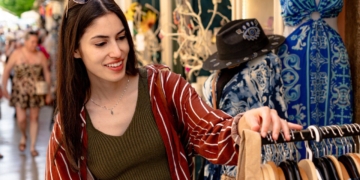 The 10 Things Travelers Do That Locals Secretly Love