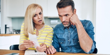 The 7 Money Red Flags People Don't Notice When They're in Love