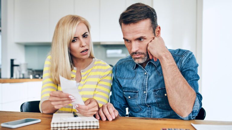 The 7 Money Red Flags People Don’t Notice When They’re in Love