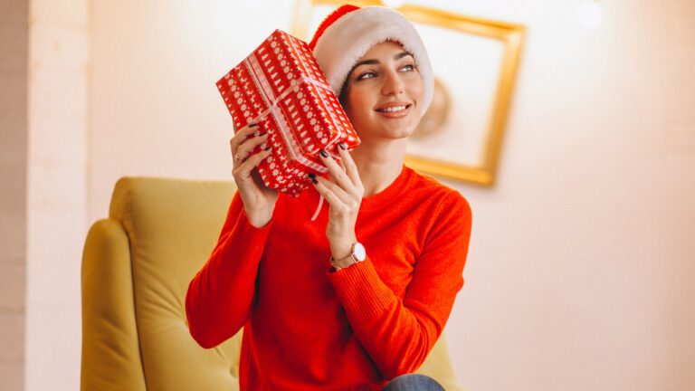 The 8 Modern Manners You Should Use When Visiting Family Over the Holidays