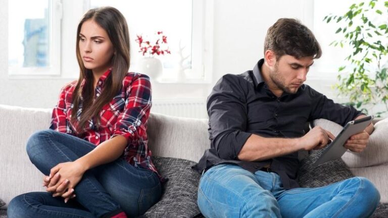 According to Psychologists: These 7 Text Messages a Narcissist Sends After Silence to Reel You Back In