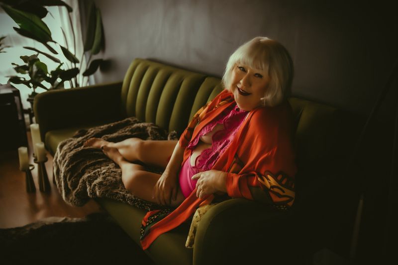 According to Psychologists: These 7 Gifts a Woman Buys Herself at 60 That She Waited a Lifetime to Deserve 1 featured image 634f58438591