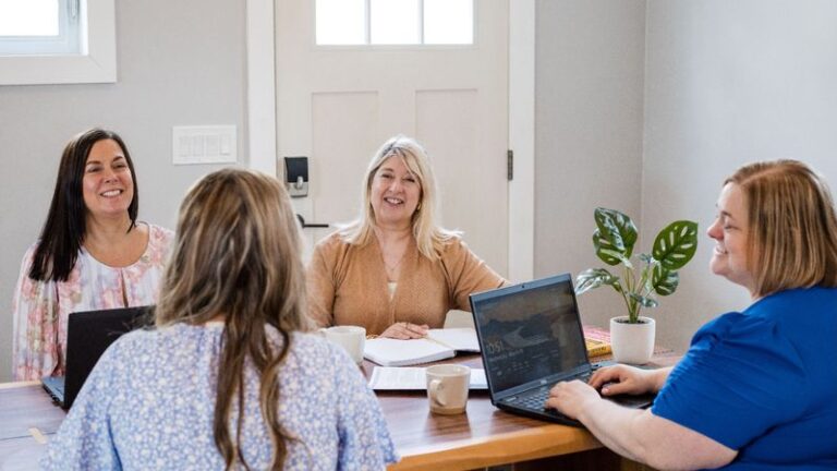 What Women Over 60 Do Differently – and Why Men Can’t Look Away