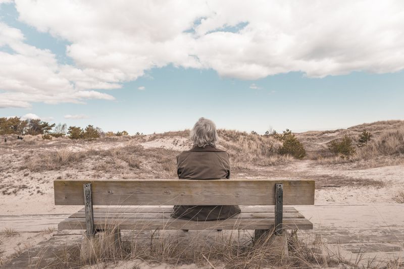 According to Psychologists: These 7 Reasons Older Women Living Without a Man End Up on the Winning Side