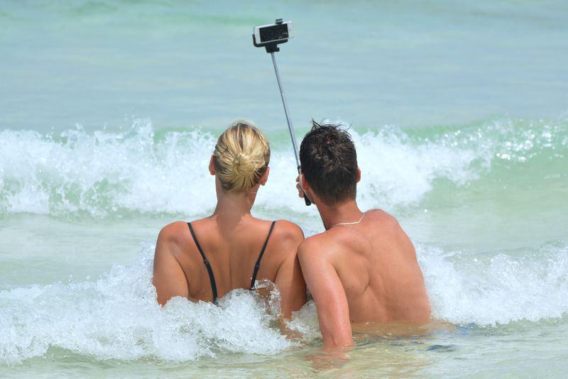 According to Psychologists: These 7 Vacation Photos a Narcissist Posts So Everyone Thinks He's the Perfect Partner 1 featured image 85a99f132ab3